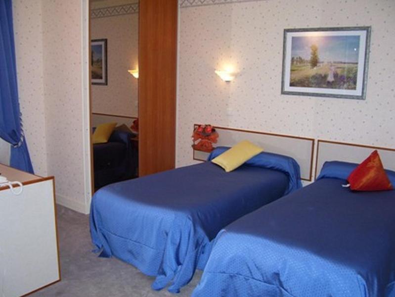 Hotel De L'Agriculture Decize Quarto foto